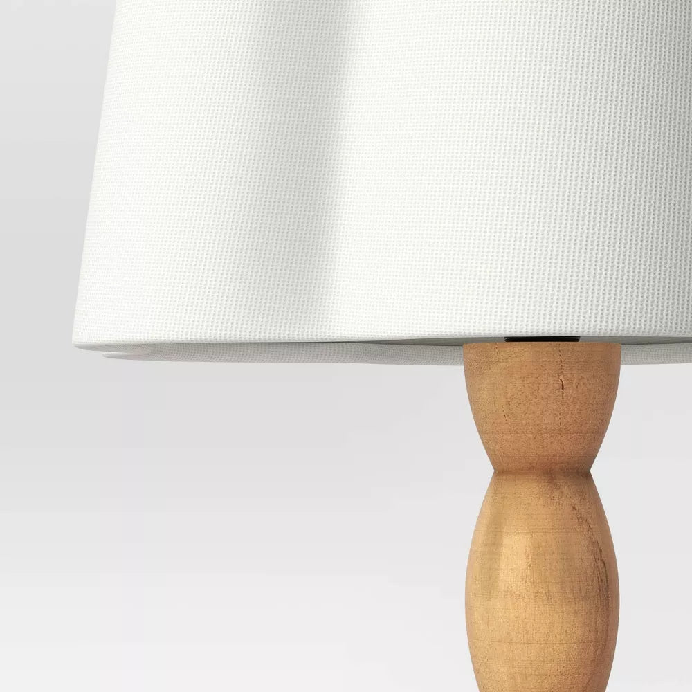 Gedrehte Tischlampe mit Muschelrand-Lampenschirm, Drehschalter am Sockel