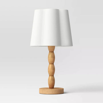 Gedrehte Tischlampe mit Muschelrand-Lampenschirm, Drehschalter am Sockel