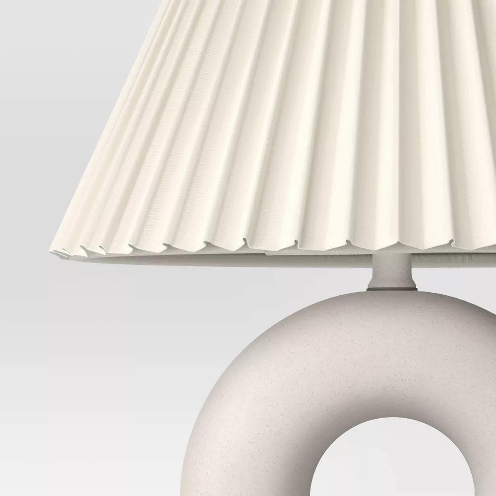 Keramik Tischlampe mit plissiertem Lampenschirm, Ein-Aus Schalter
